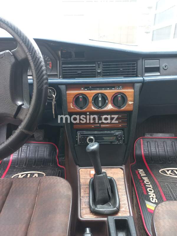 Mercedes 190 - Image 4