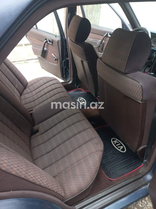 Mercedes 190 - Image 6