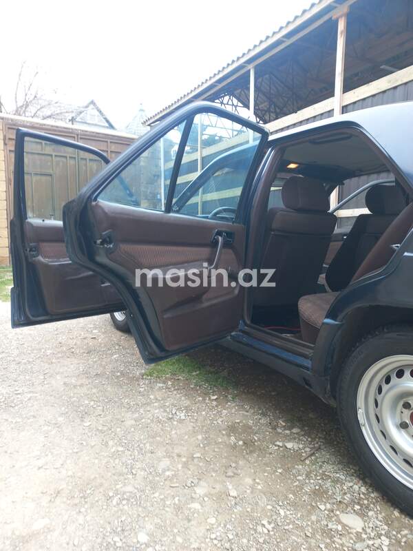 Mercedes 190 - Image 7