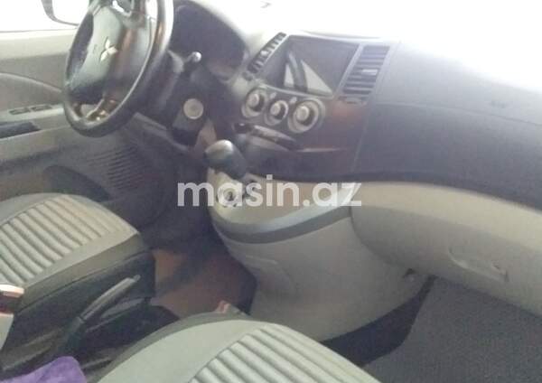 Mitsubishi Grandis - Image 7