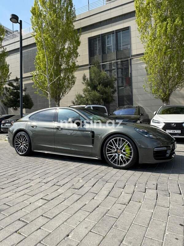 Porsche Panamera 4 E-Hybrid - Image 4