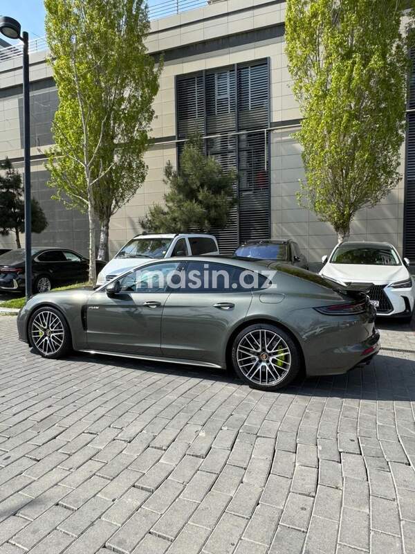 Porsche Panamera 4 E-Hybrid - Image 5
