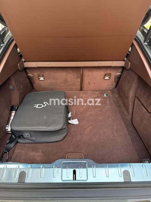 Porsche Panamera 4 E-Hybrid - Image 9