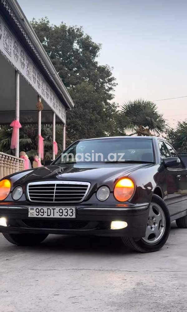 Mercedes E 220 - Image 2