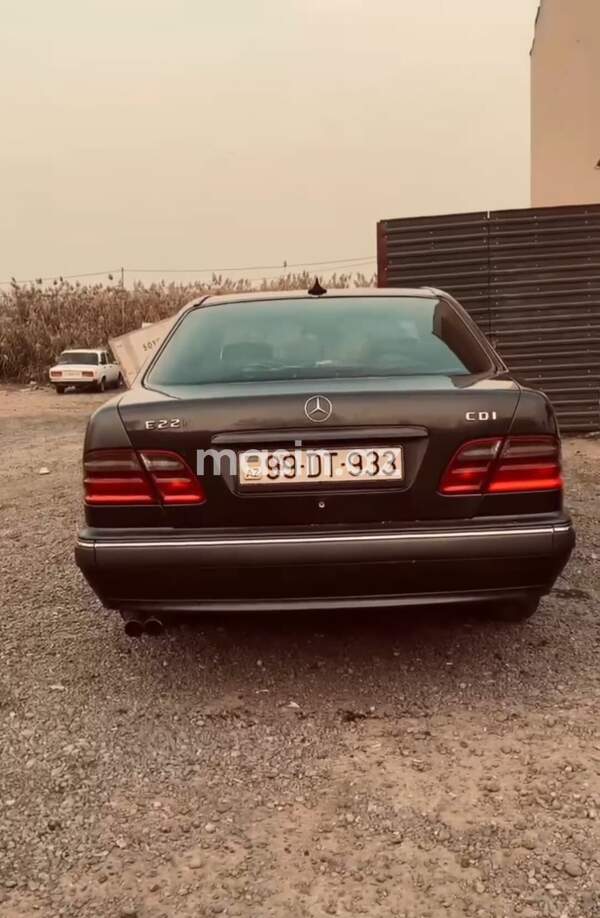 Mercedes E 220 - Image 3