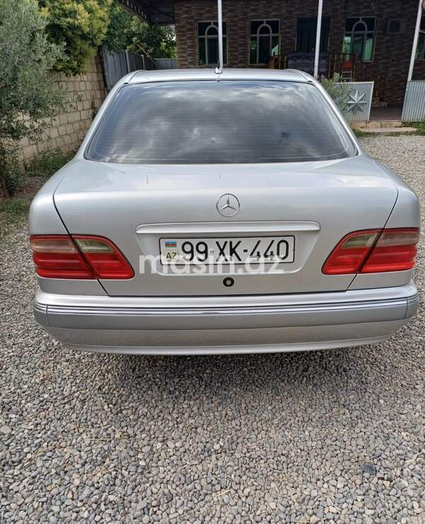 Mercedes E 240 - Image 2