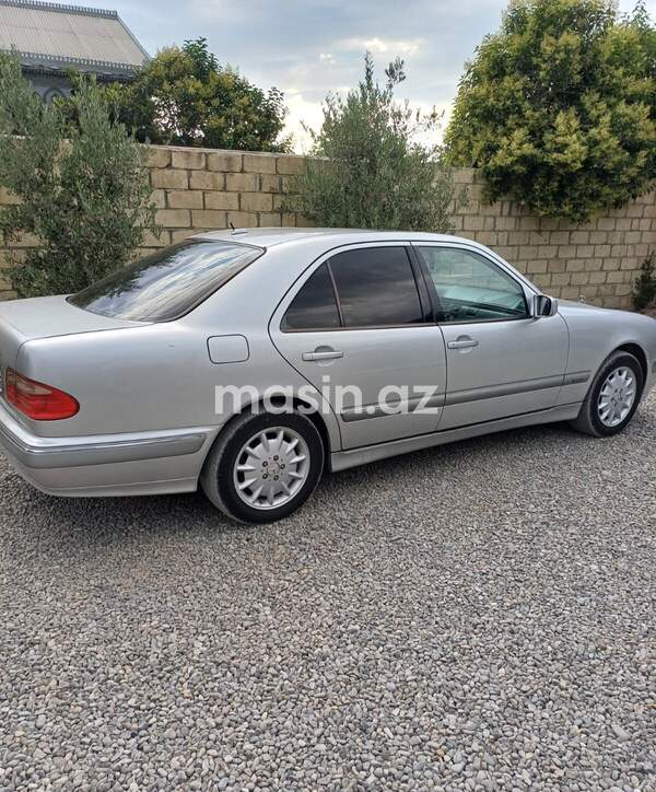 Mercedes E 240 - Image 3