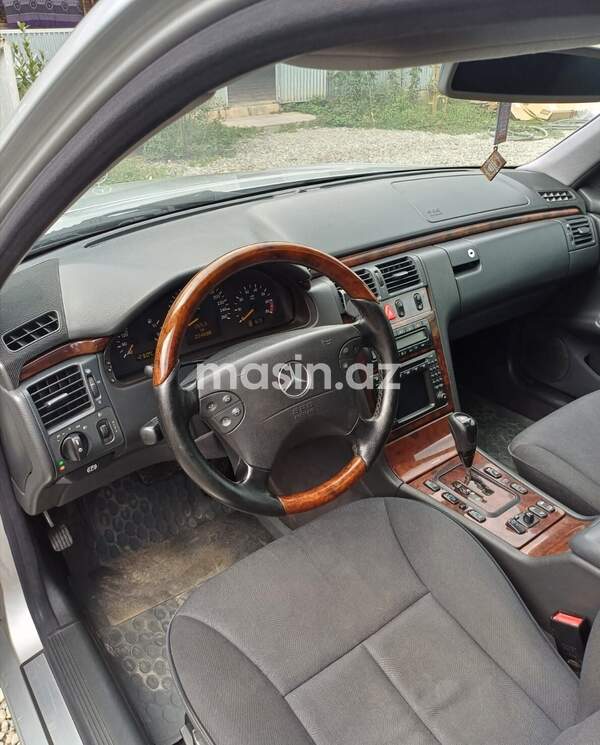 Mercedes E 240 - Image 4