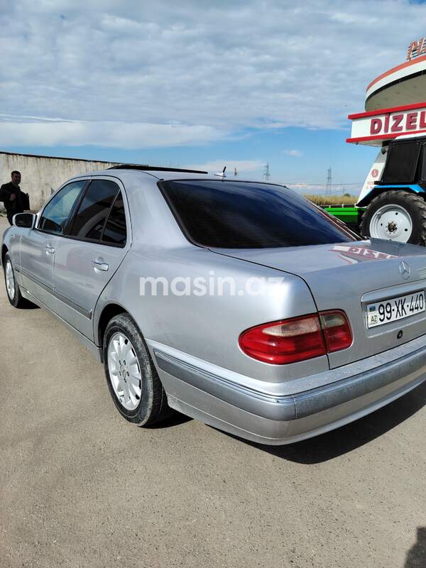 Mercedes E 240 - Image 8