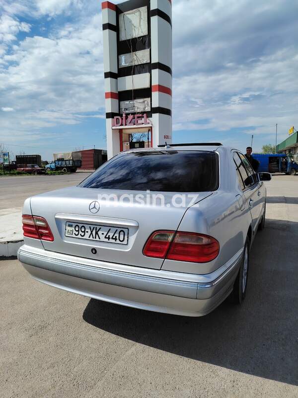 Mercedes E 240 - Image 9