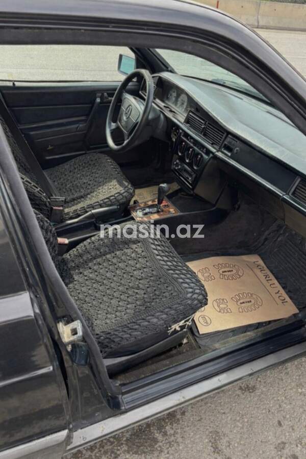 Mercedes 190 - Image 4