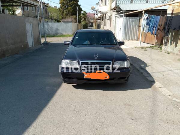 Mercedes 220 E - Image 2