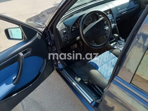 Mercedes 220 E - Image 3