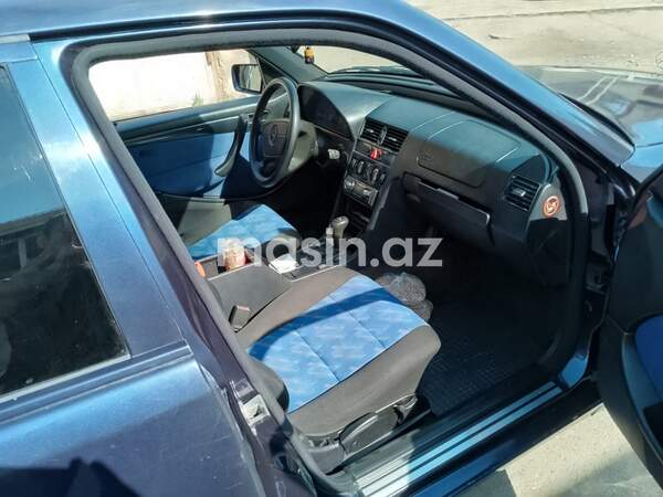 Mercedes 220 E - Image 5