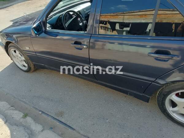 Mercedes 220 E - Image 7