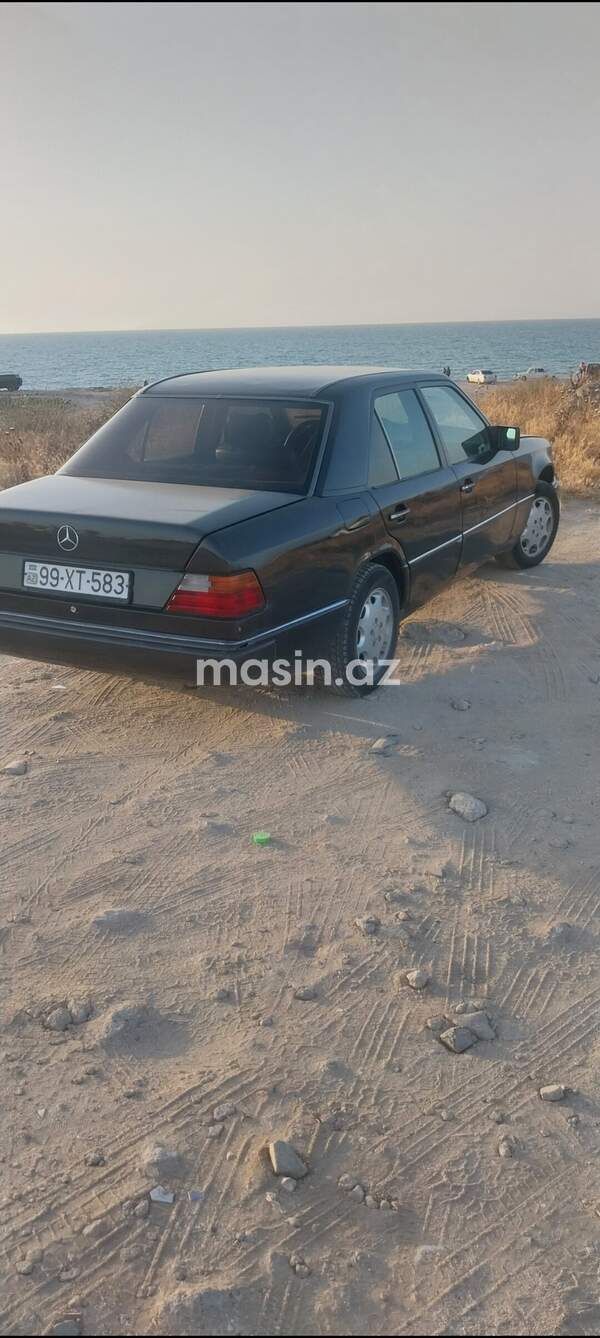 Mercedes E 200  - Image 2