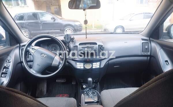 Hyundai Elantra - Image 4