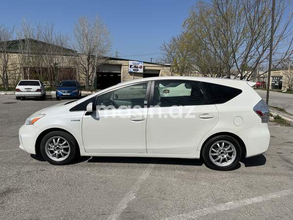 Toyota Prius V - Image 2