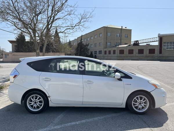 Toyota Prius V - Image 4