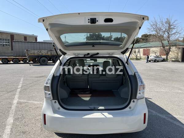 Toyota Prius V - Image 5
