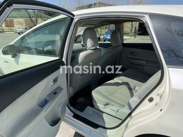 Toyota Prius V - Image 6