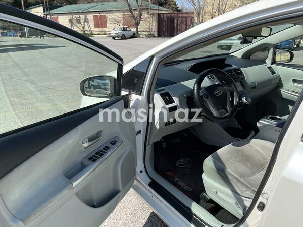 Toyota Prius V - Image 8