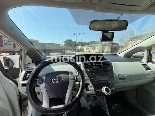 Toyota Prius V - Image 9