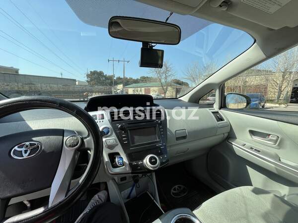 Toyota Prius V - Image 10
