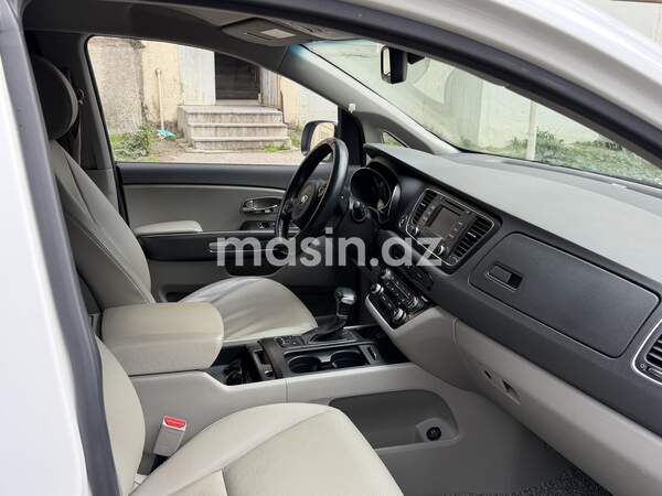 Kia Carnival  - Image 4