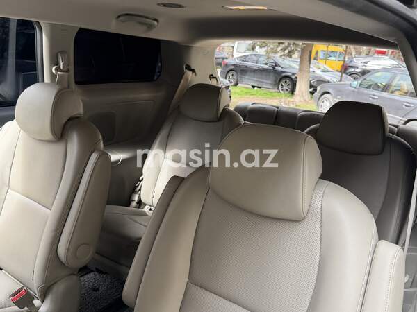 Kia Carnival  - Image 6