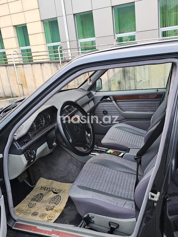 Mercedes 200 E - Image 10