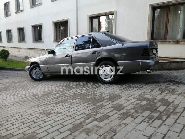 Mercedes 230 E - Image 3