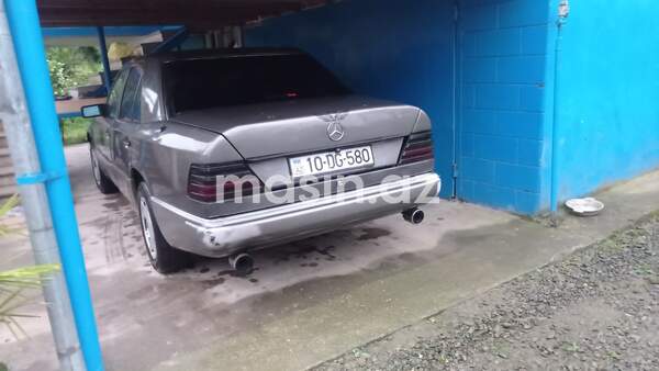 Mercedes 230 E - Image 4