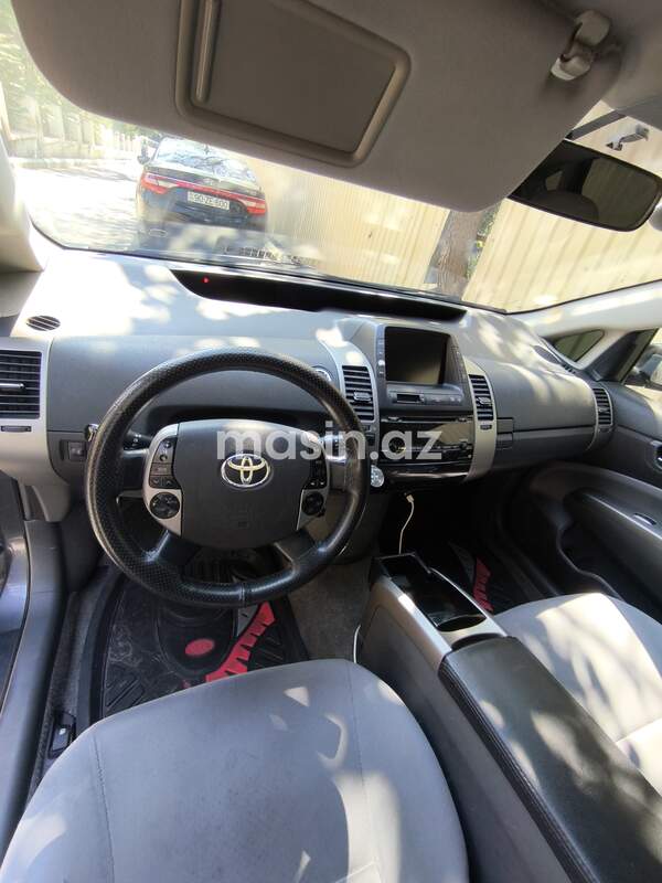Toyota Prius - Image 8