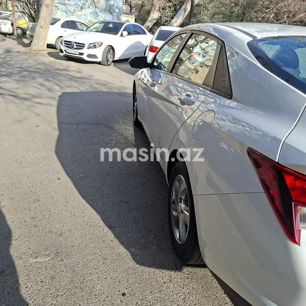 Hyundai Elantra - Image 6