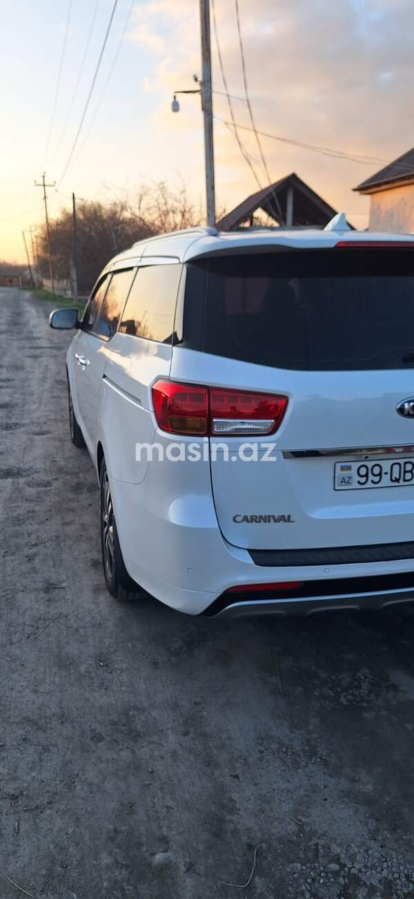 Kia Carnival  - Image 4