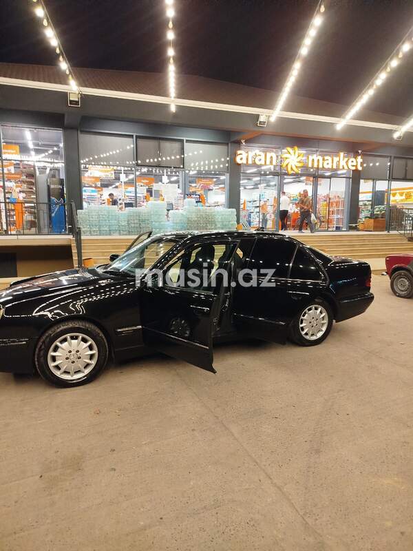 Mercedes E 220 - Image 4