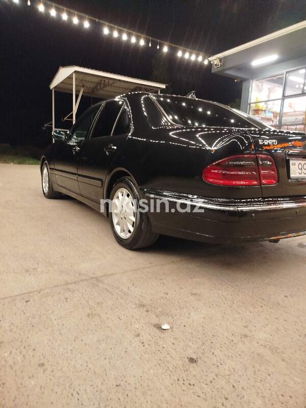 Mercedes E 220 - Image 8