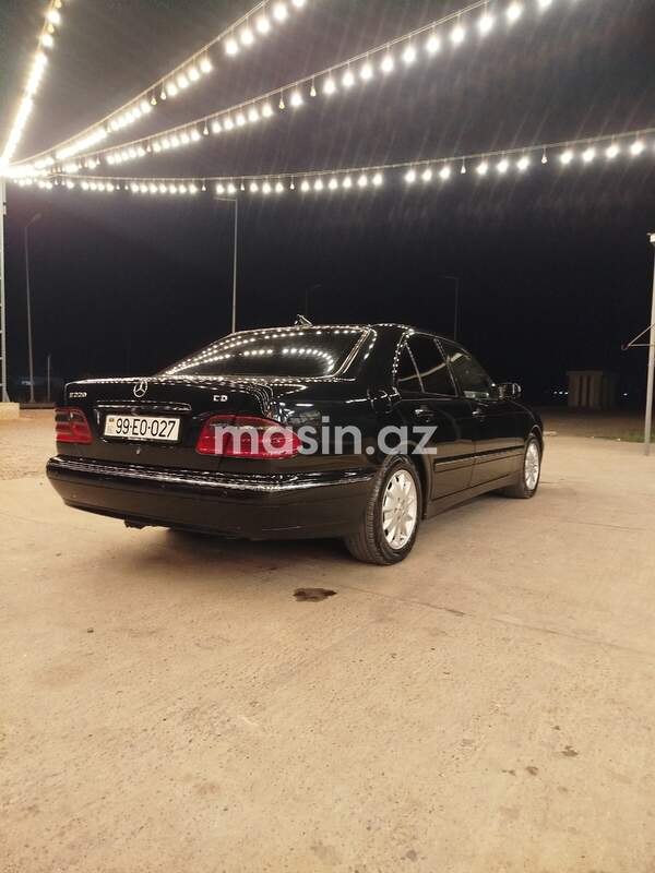 Mercedes E 220 - Image 9