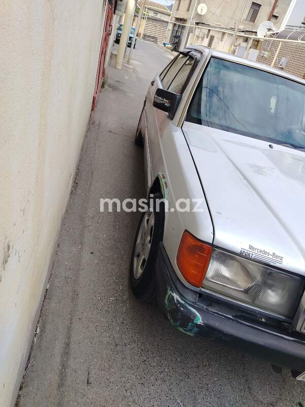 Mercedes 190 - Image 2