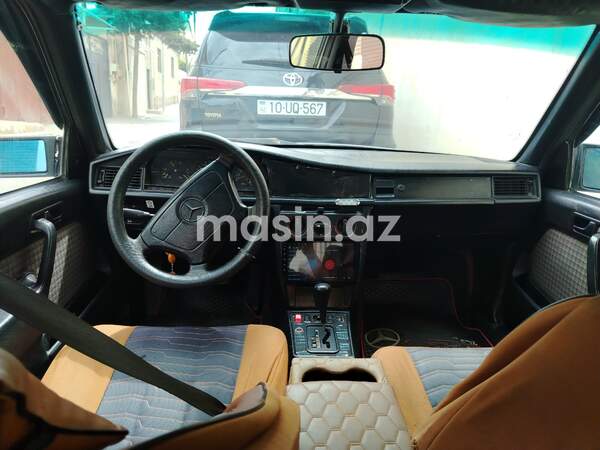 Mercedes 190 - Image 7