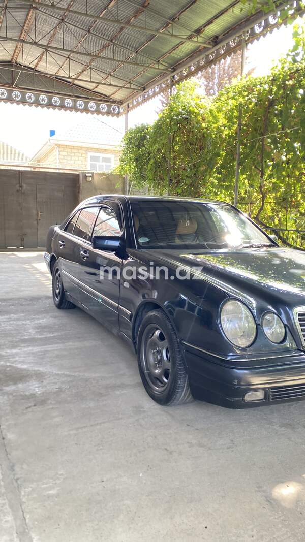 Mercedes E 230  - Image 2
