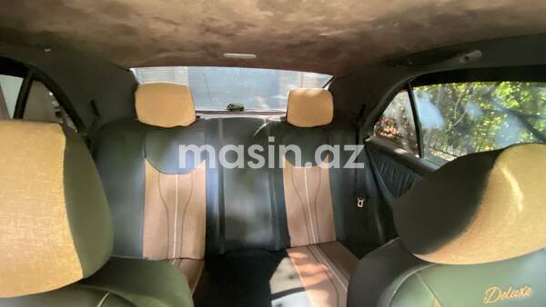 Mercedes E 230  - Image 4