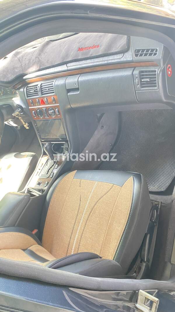 Mercedes E 230  - Image 8