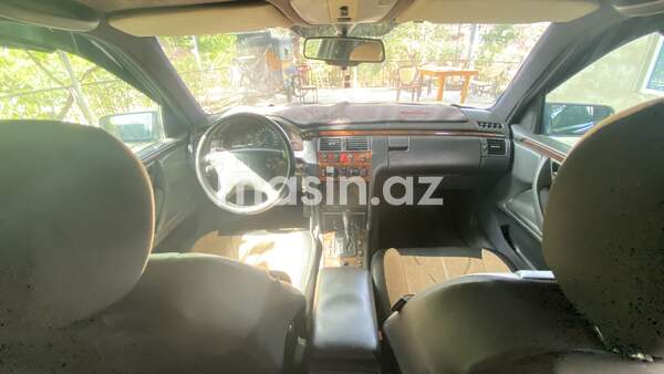 Mercedes E 230  - Image 9