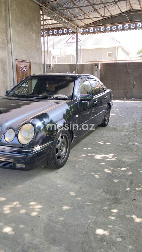 Mercedes E 230  - Image 10