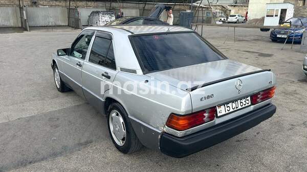 Mercedes 190 - Image 2