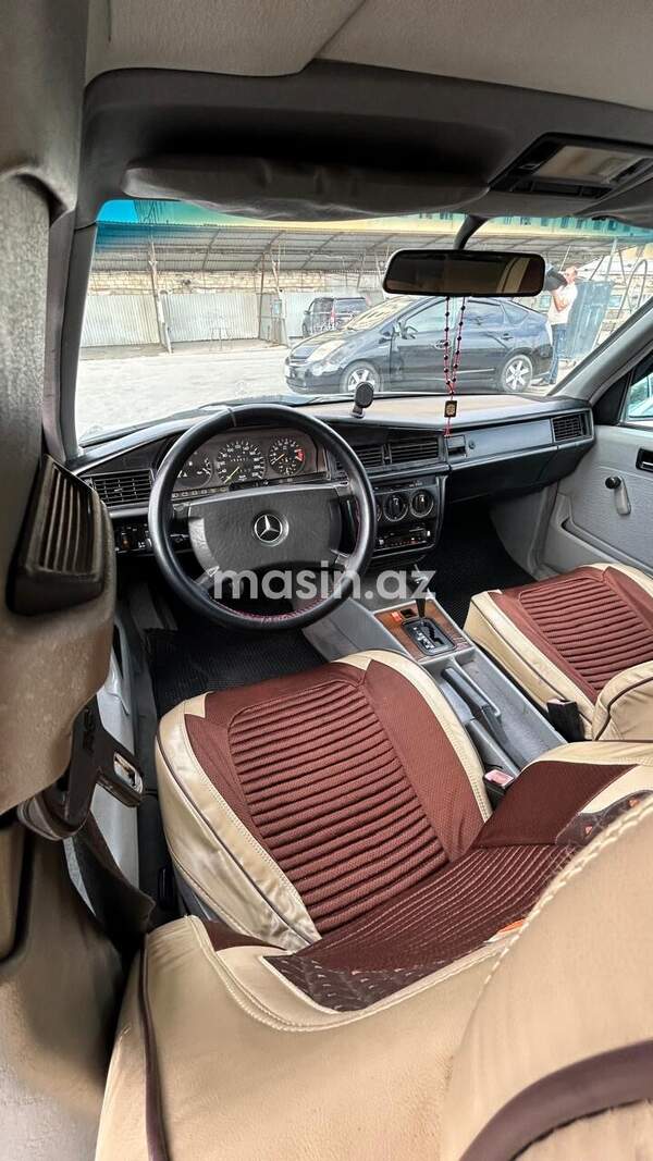 Mercedes 190 - Image 5