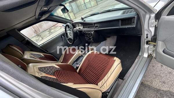 Mercedes 190 - Image 6