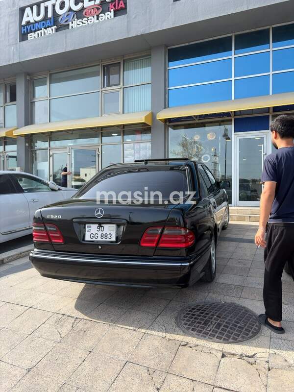 Mercedes E 320 - Image 3